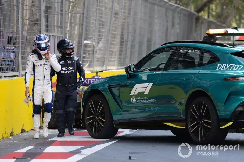 Franco Colapinto, Williams Racing, est conduit à la voiture médicale après un accident en FP1.