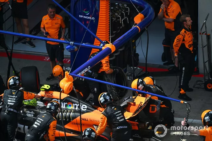 El neumático dañado es retirado del coche de Lando Norris, McLaren MCL38, tras el contacto con Max Verstappen, Red Bull Racing RB20.
