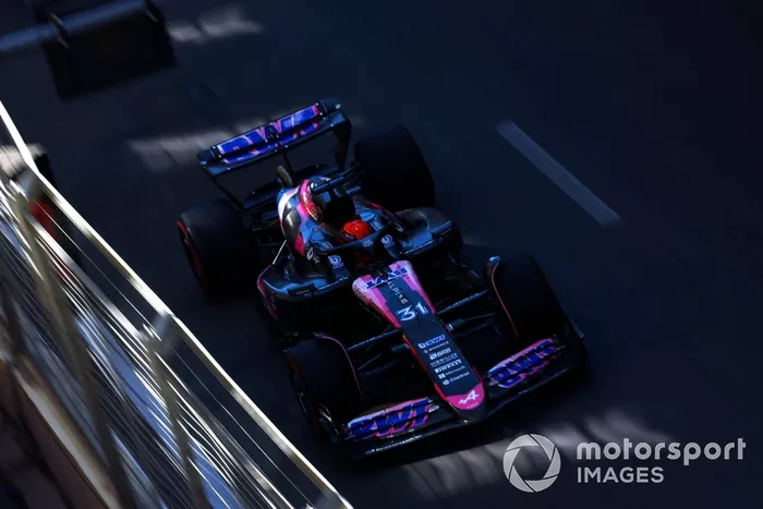 Esteban Ocon, Alpine A524, en una vuelta de reconocimiento 