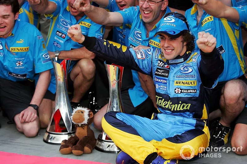 Fernando Alonso,  Renault, celebra el triunfo con el equipo