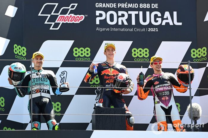 Pedro Acosta, Red Bull KTM Ajo, Dennis Foggia, Leopard Racing, Andrea Migno, Rivacold Snipers Team en el podio