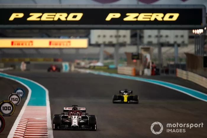 Kimi Raikkonen, Alfa Romeo Racing C39, Daniel Ricciardo, Renault F1 Team R.S.20