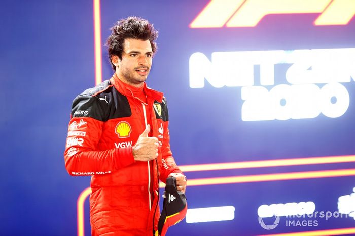 El hombre de la pole Carlos Sainz, Scuderia Ferrari, en Parc Ferme tras la clasificación