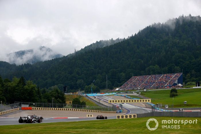 Max Verstappen, Red Bull Racing RB19, George Russell, Mercedes F1 W14, Yuki Tsunoda, AlphaTauri AT04