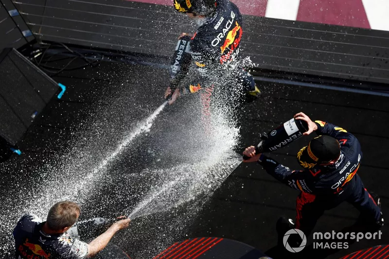 Paul Monaghan, ingegnere capo, Red Bull Racing, Sergio Perez, Red Bull Racing, 3° posizione, Max Verstappen, Red Bull Racing, 1° posizione, festeggiano sul podio con lo Champagne
