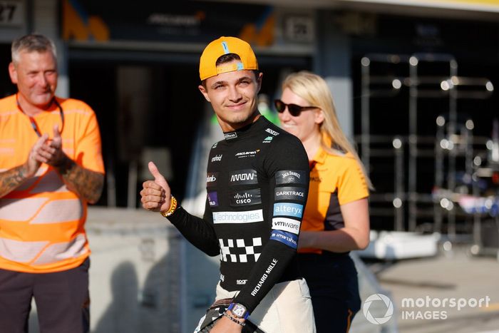 Lando Norris, McLaren, 2ª posición, celebra con su equipo tras la carrera