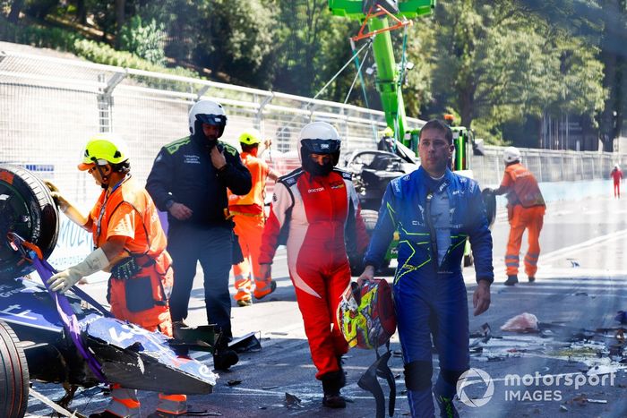 Robin Frijns, ABT CUPRA Racing, se aleja de la escena de un fuerte accidente en la 9ª vuelta