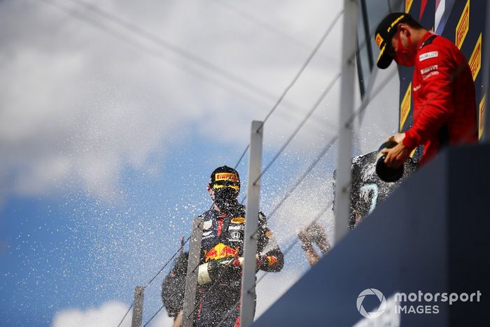 Podio: segundo lugar Max Verstappen, Red Bull Racing. ganador Lewis Hamilton, Mercedes-AMG F1 y el tercer lugar Charles Leclerc, Ferrari 