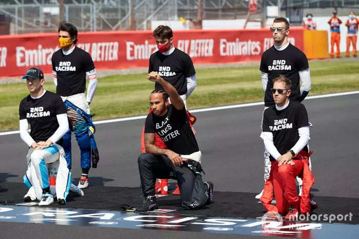 Carlos Sainz Jr., McLaren, Charles Leclerc, Ferrari, Daniil Kvyat, AlphaTauri, Nicholas Latifi, Williams Racing, Lewis Hamilton, Mercedes-AMG Petronas F1, Sebastian Vettel, Ferrari, de pie y de rodillas en apoyo de la campaña para el fin del racismo antes del comienzo