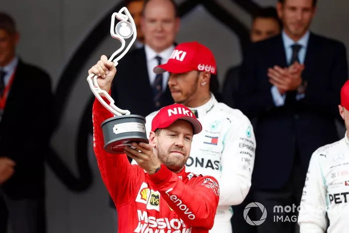 Sebastian Vettel, Ferrari, seconda posizione, solleva il suo trofeo