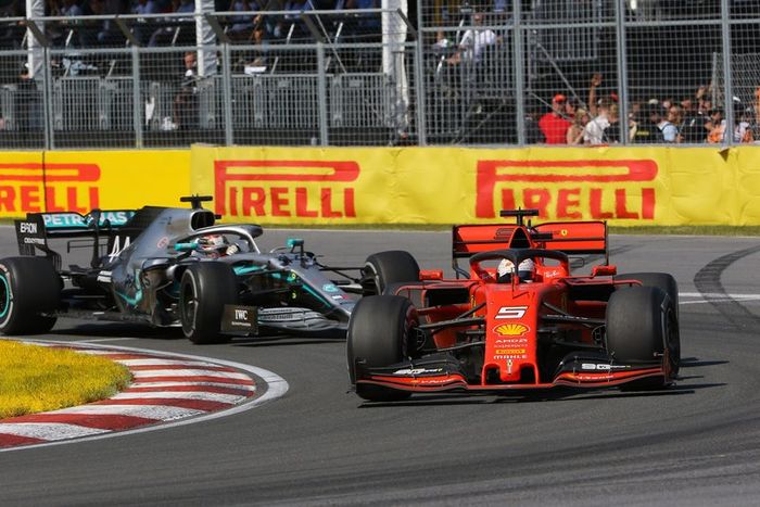 Sebastian Vettel, Ferrari SF90, lidera por delante de Lewis Hamilton, Mercedes AMG F1 W10