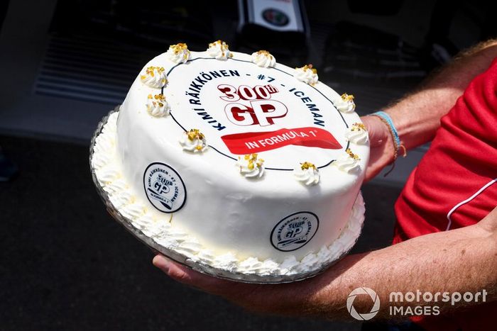 Kimi Raikkonen, Alfa Romeo Racing, se presenta con un pastel para conmemorar su carrera 300