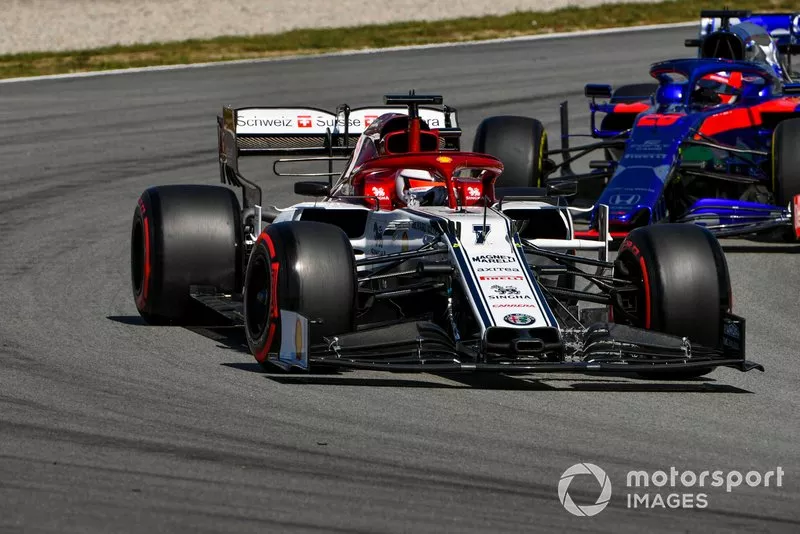 Kimi Raikkonen, Alfa Romeo Racing C38, por delante de Daniil Kvyat, Toro Rosso STR14