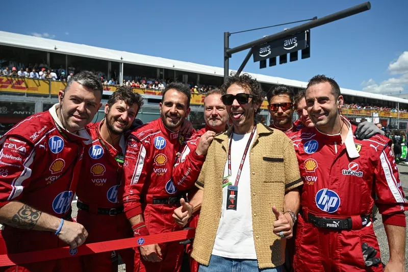 Valentino Rossi pose pour une photo