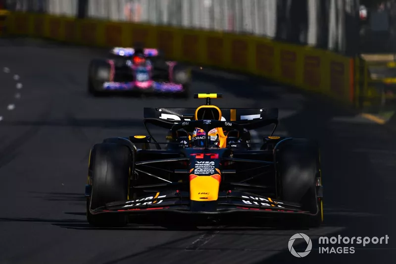 Sergio Perez, Red Bull Racing RB20, Esteban Ocon, Alpine A524
