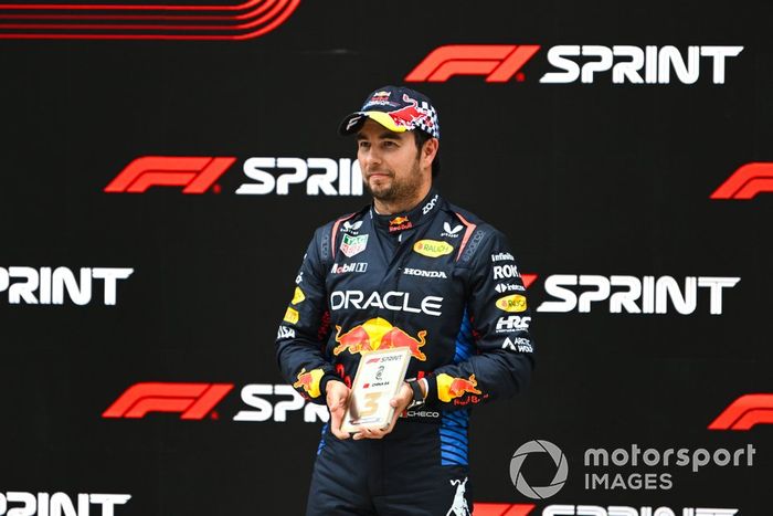 Sergio Pérez, Red Bull Racing, 3ª posición, con su trofeo Sprint Race