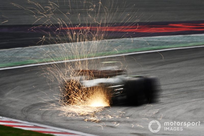 Scintille dal posteriore di Lewis Hamilton, Mercedes F1 W15