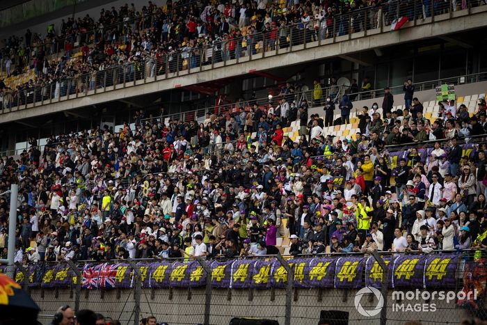 Los aficionados llenan las gradas