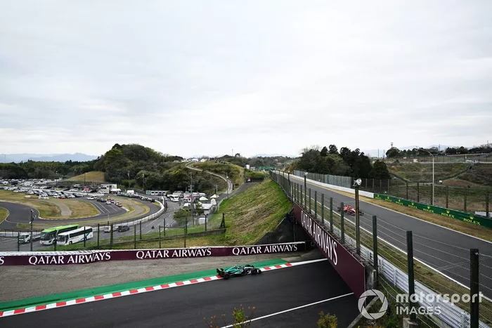 Fernando Alonso, Aston Martin AMR24 et Charles Leclerc, Ferrari SF-24 