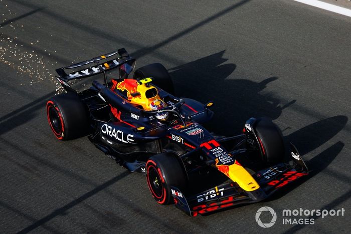 Chispas tras Sergio Pérez, Red Bull Racing RB20