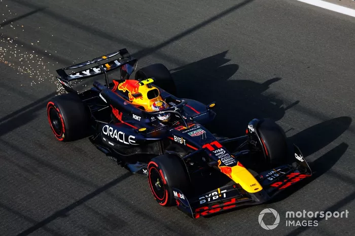 Chispas tras Sergio Pérez, Red Bull Racing RB20