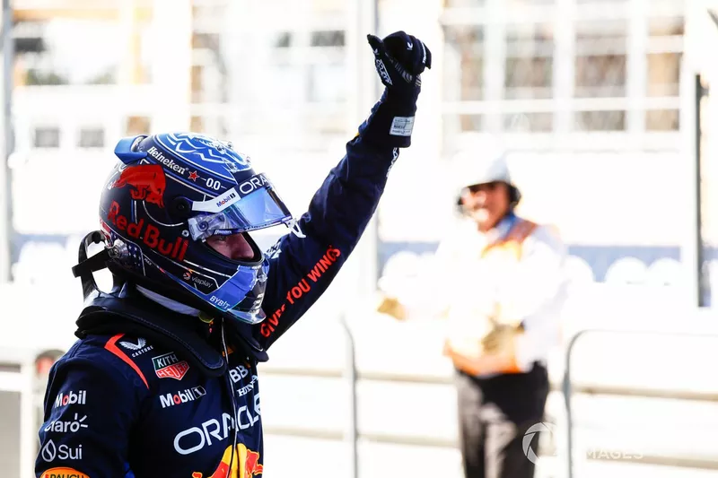 Max Verstappen, Red Bull Racing, célèbre la pole position au Parc Ferme 