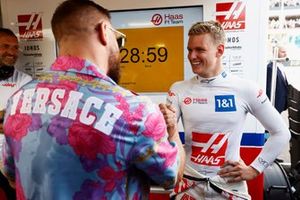 Mick Schumacher, del equipo Haas F1, se reúne con el luchador de MMA Conor McGregor
