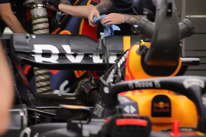 Los mecánicos trabajan en el DRS de Max Verstappen, Red Bull RB18