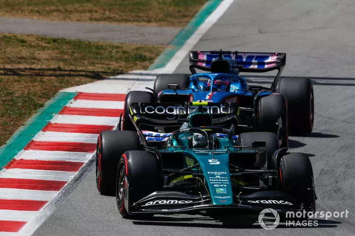 Sebastian Vettel, Aston Martin AMR22, Fernando Alonso, Alpine A522 