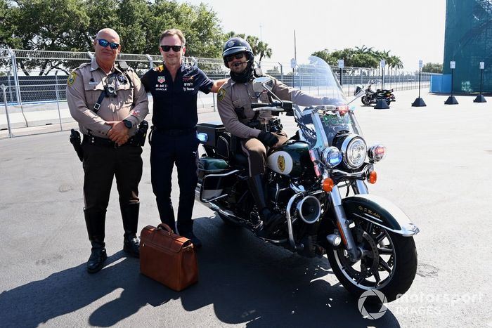 Christian Horner, director del equipo Red Bull Racing, con motociclistas de la policía