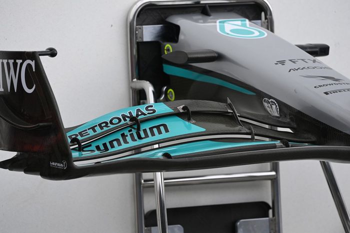 Detalle del alerón delantero del Mercedes W13