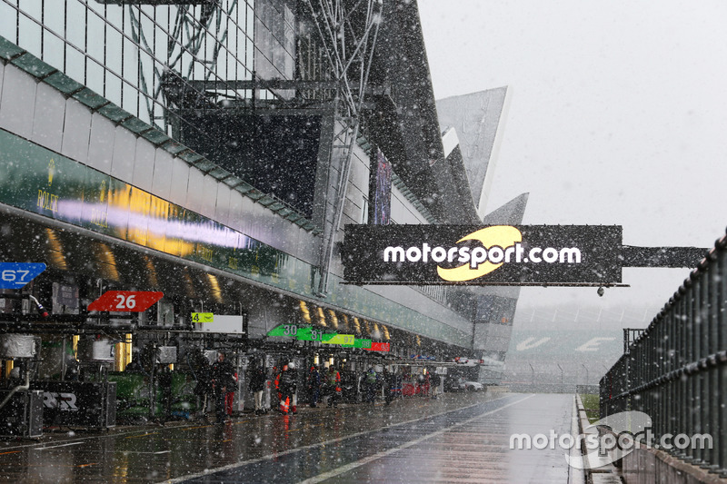 De la neige tombe dans les stands