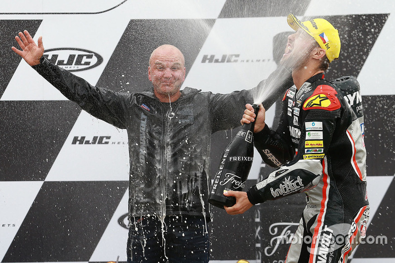 Podium: 1. Jonas Folger, Dynavolt IntactGP; Jürgen Lingg, Dynavolt IntactGP, Teammanager
