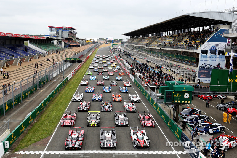 La sesión de fotos tradicional de los coches de Le Mans