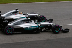 Льюис Хэмилтон, Mercedes AMG F1 W07 Hybrid и Нико Росберг, Mercedes AMG F1 W07 Hybrid на старте гонк