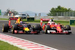 Max Verstappen, Red Bull Racing, RB12; Kimi Räikkönen, Ferrari, SF16-H