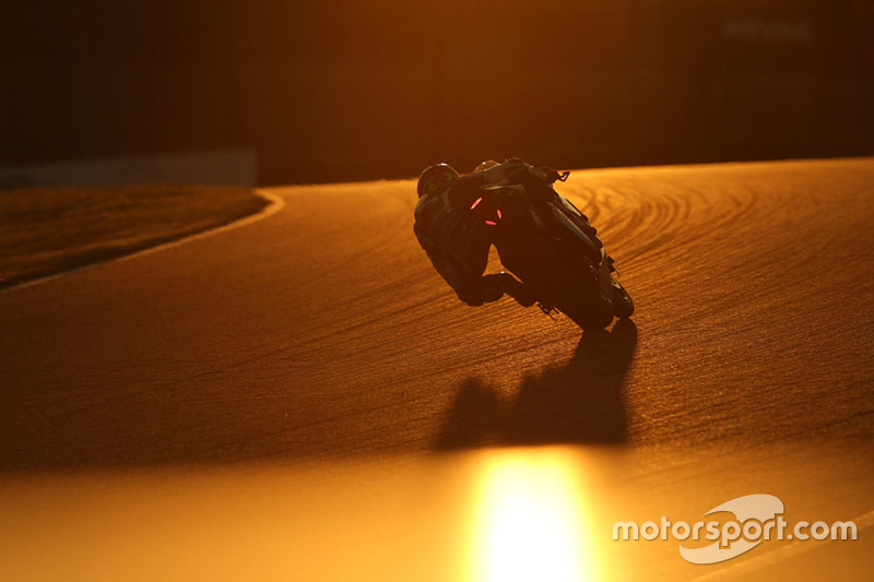 Azione in pista al tramonto