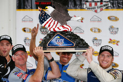 Sieger Chris Buescher, Front Row Motorsports, Ford; Bob Osborne, Crewchief