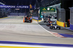 Ніко Росберг, Mercedes AMG F1 W07 Hybrid лідирує позаду машини безпеки, у той час як евакуюють болід