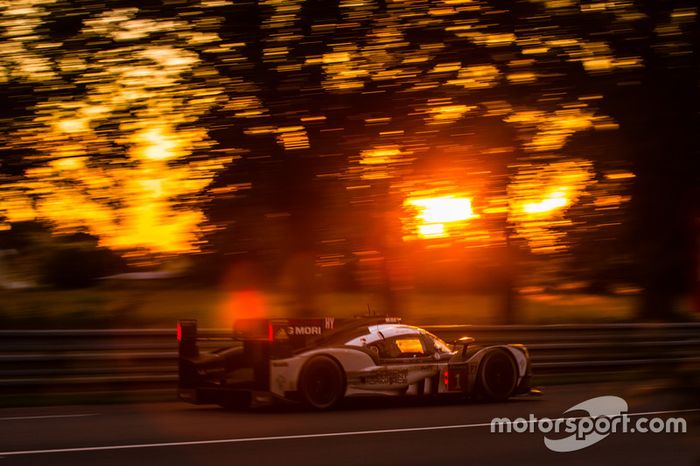 El #1 de Timo Bernhard, Mark Webber y Brendon Hartley en Le Mans 2016
