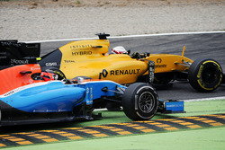 Kevin Magnussen, Renault Sport F1 Team RS16 und Esteban Ocon, Manor Racing MRT05