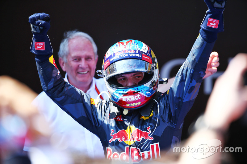 Ganador de la carrera Max Verstappen, Red Bull Racing celebra en parc ferme