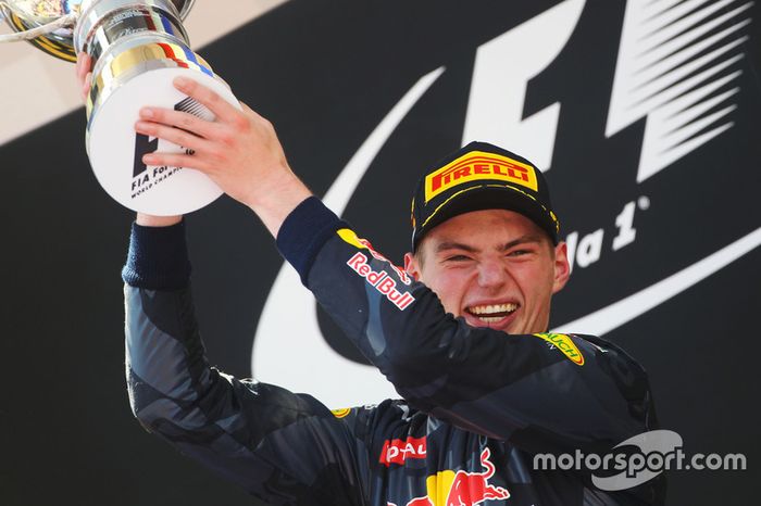 Ganador, Max Verstappen, Red Bull Racing celebra en el podium