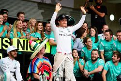 Nico Rosberg, Mercedes AMG F1 et le vainqueur Lewis Hamilton, Mercedes AMG F1 fêtent leur doublé avec l'équipe