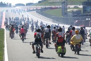 Vuelta a la pista en ciclomotor