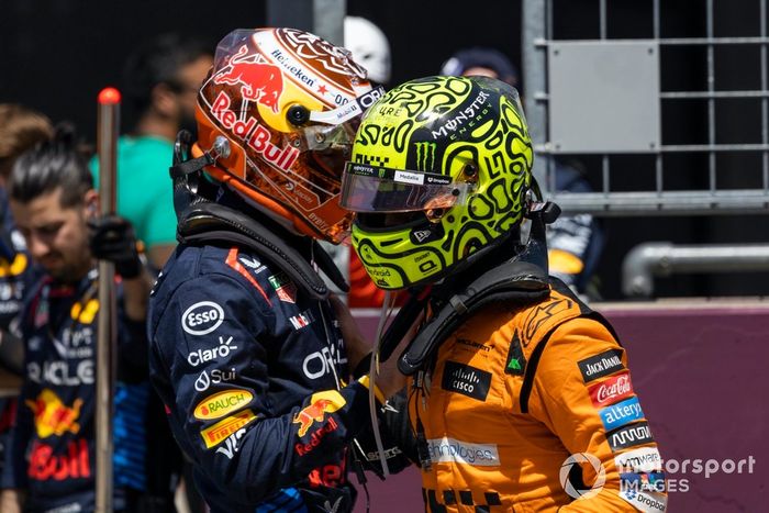 Max Verstappen, da Red Bull Racing, 1º classificado, Lando Norris, da McLaren F1 Team, 3º classificado, felicitam-se mutuamente no Parc Ferme após o Sprint
