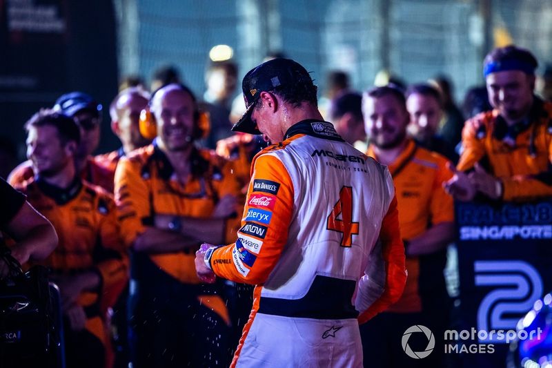 Lando Norris, McLaren F1 Team, 1ª posición, se enfría en Parc Ferme 