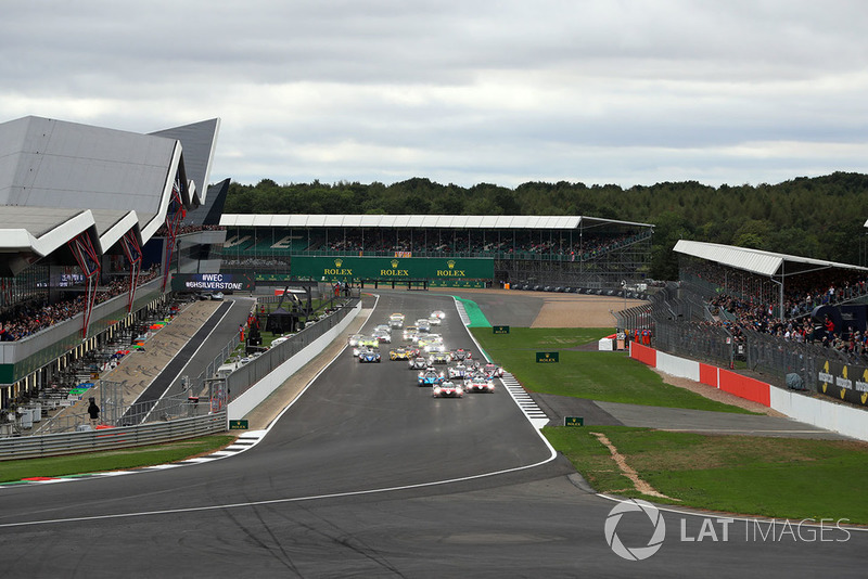 Inicio de la carrera, #7 Toyota Gazoo Racing Toyota TS050: Mike Conway, Kamui Kobayashi, Jose Maria Lopez leads