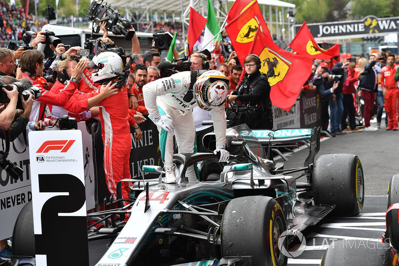 Yarış galibi Sebastian Vettel, Ferrari, 2. Lewis Hamilton, Mercedes AMG F1 W09, parc ferme