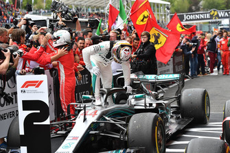 Sebastian Vettel, Ferrari e Lewis Hamilton, Mercedes AMG F1 W09, festeggiano nel parco chiuso